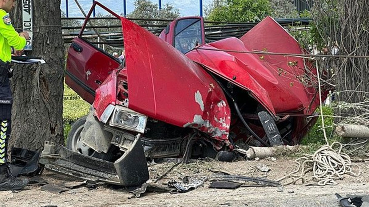 İzmir'de feci kaza: 2 ölü, 2 yaralı
