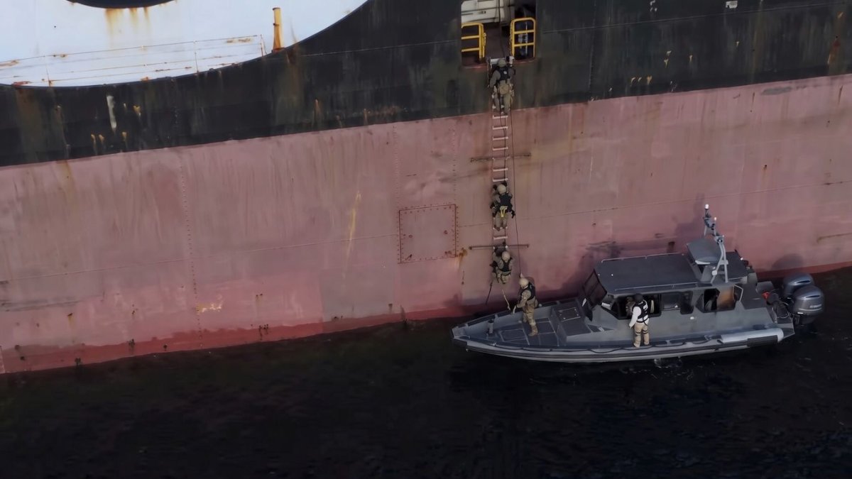 Hürmüz'de güç savaşları: İran gemilere el koyma görüntülerini yayınladı