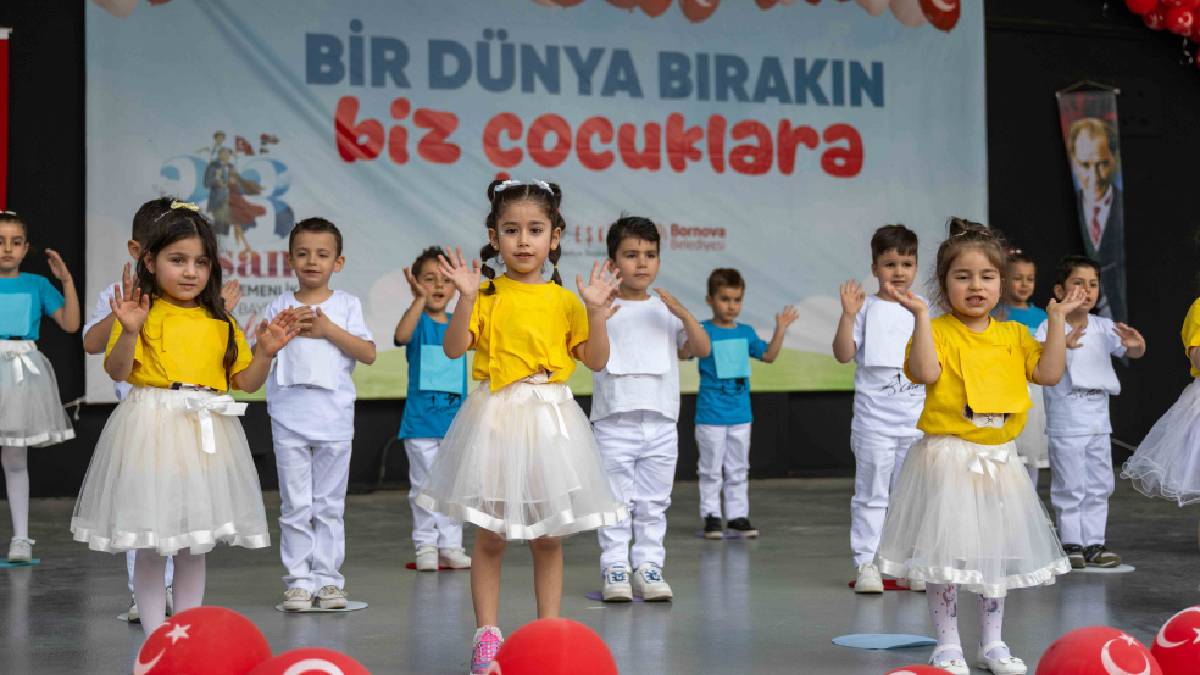 Bornova’da miniklerin 23 Nisan coşkusu sahneye taştı