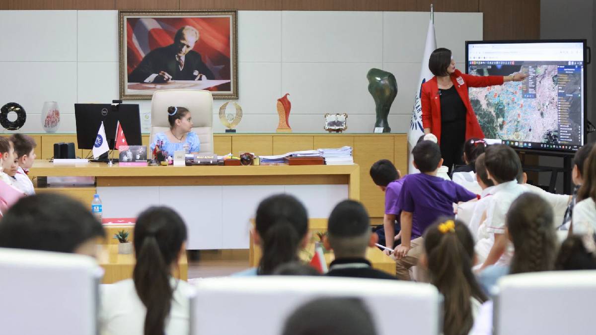 Karabağlar ‘da söz çocukların... Başkan Kınay makamını geleceğin sahiplerine devretti