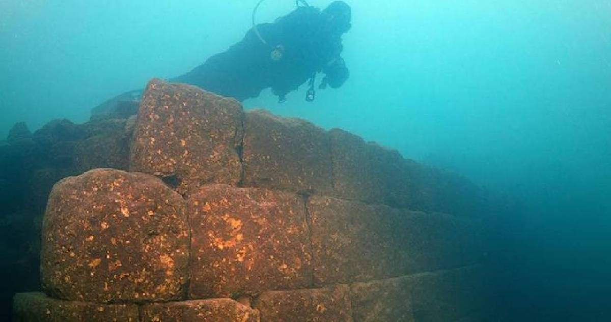 Van Gölü'nün dibindeki 3 bin yıllık gizem: Urartu Kalesi gün yüzüne çıktı!