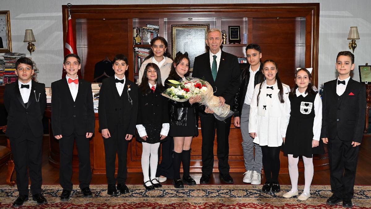 Ankara’da 23 Nisan coşkusu: Öğrenciler büyükşehir belediye başkanlığı koltuğuna oturdu-