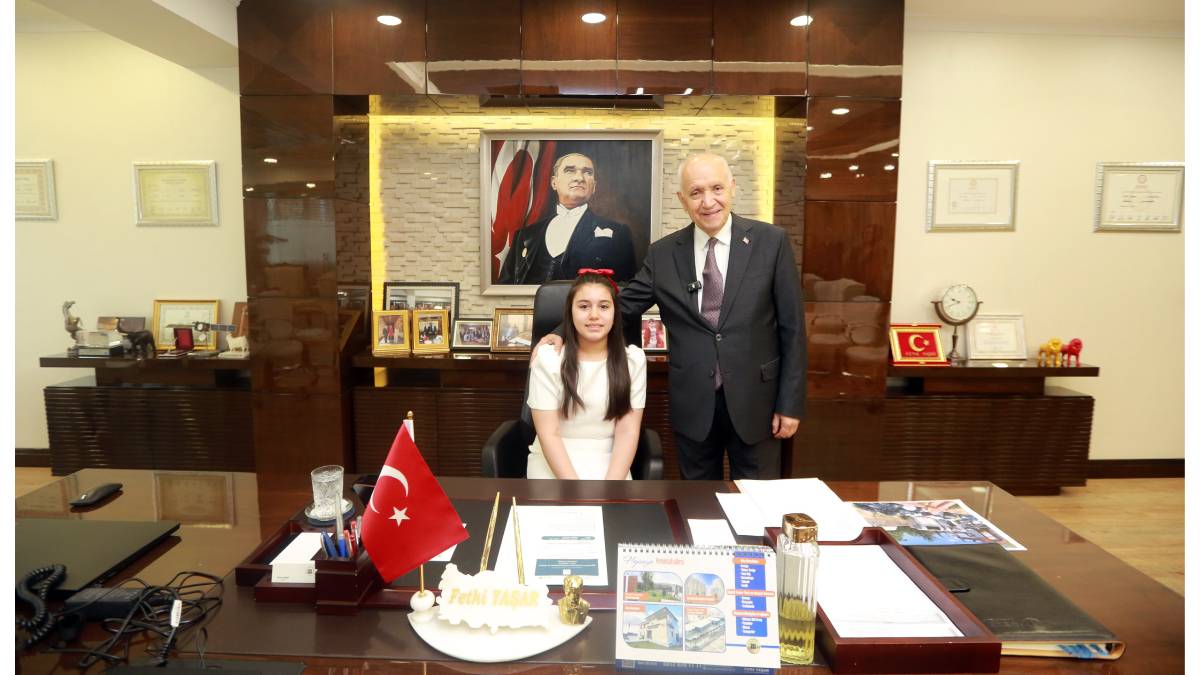 Şehit kızı minik Feyza, Fethi Yaşar’ın koltuğunu devraldı