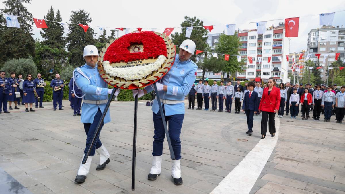 Başkan Vekili Özdemir koltuğunu çocuk başkana devretti