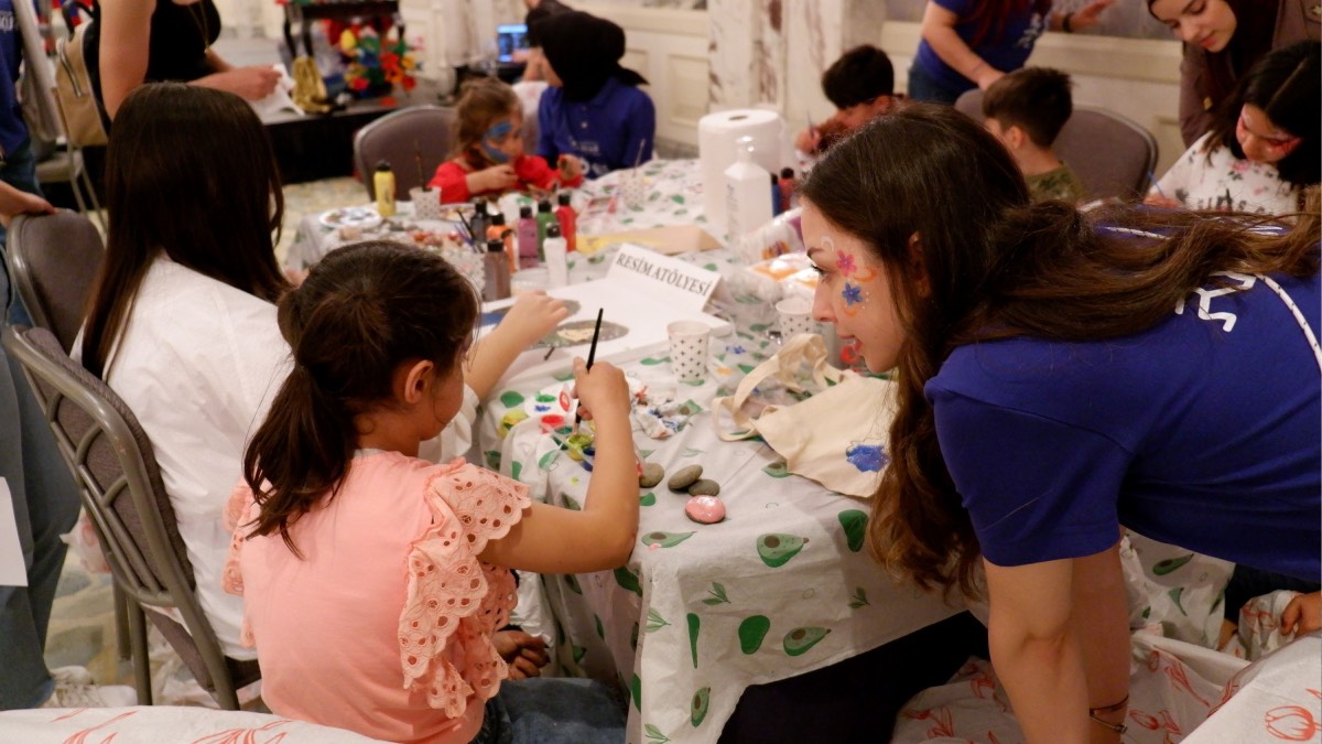 KAÇUV’dan 23 Nisan’da binlerce çocuğa destek