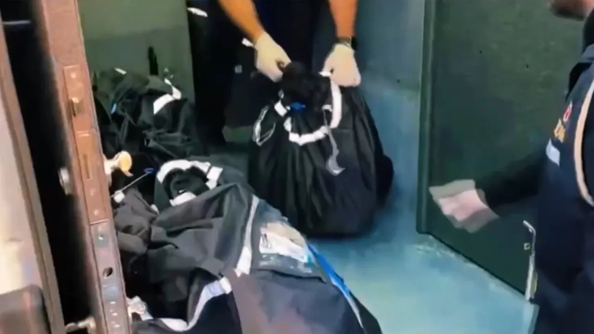 Durdurulan araçtan servet çıktı: 590 milyon TL'lik kaçak altın ve döviz yakalandı