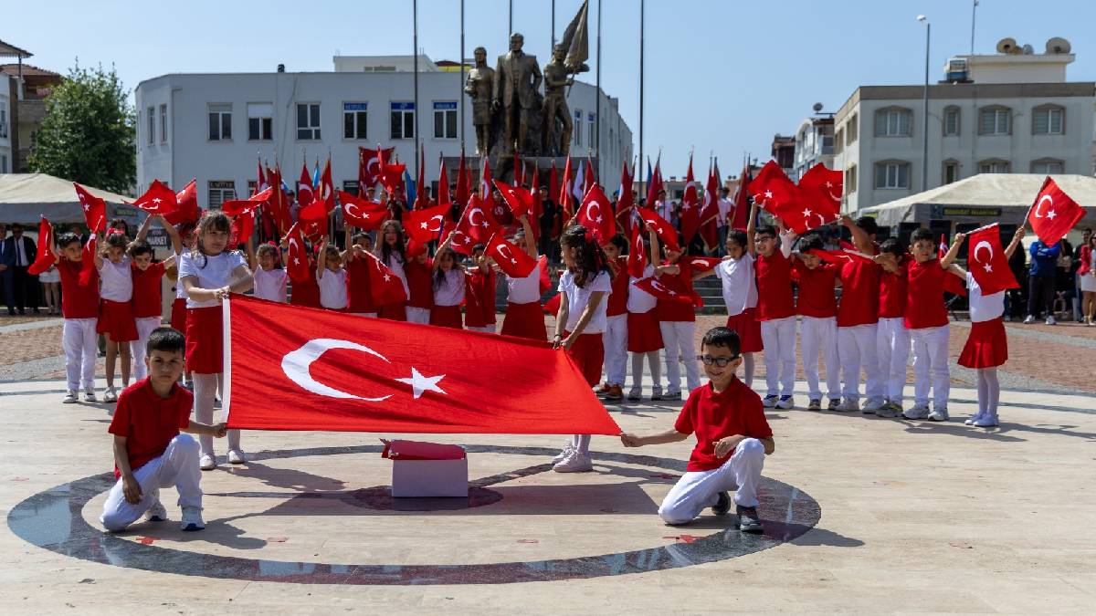 23 Nisan’da Manavgat kırmızı-beyaza büründü