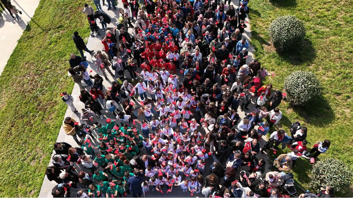 Avcılar’da 23 Nisan coşkusu: Çocuklar sahneye çıktı, bayram meydanlara taştı