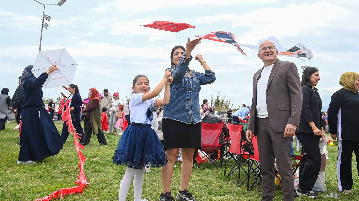 23 Nisan Ulusal Egemenlik ve Çocuk Bayramı’nda gökyüzü uçurtmalarla süslendi
