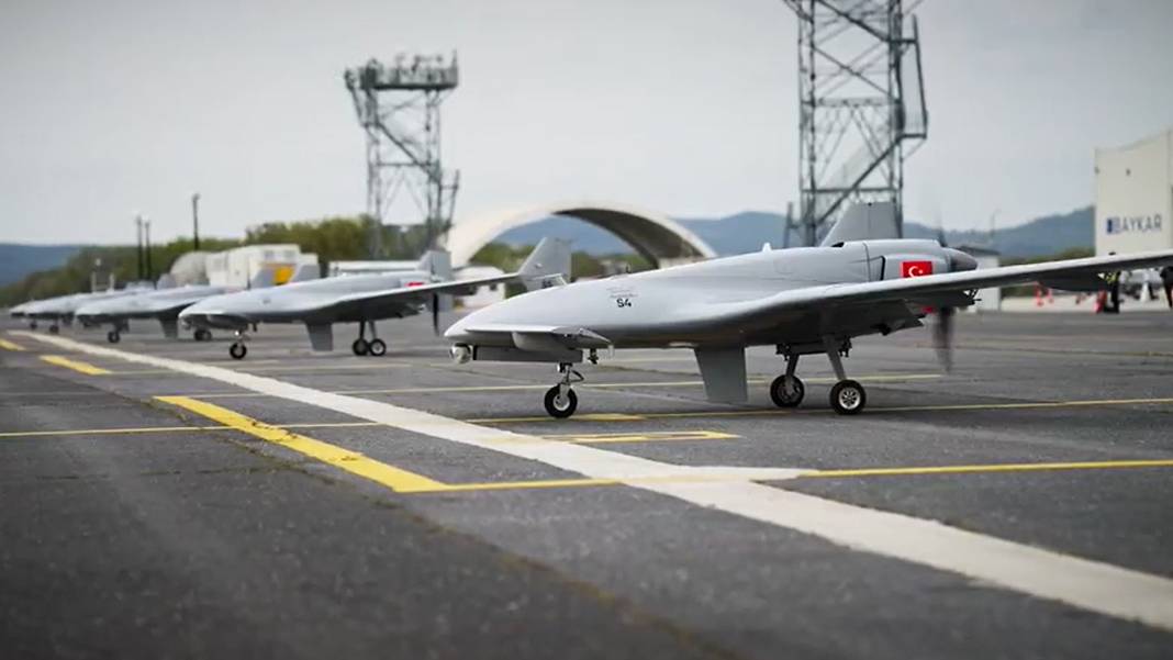 Baykar'dan dünyada bir ilk! K2 ve Sivrisinek'ten yapay zeka destekli otonom sürü uçuşu