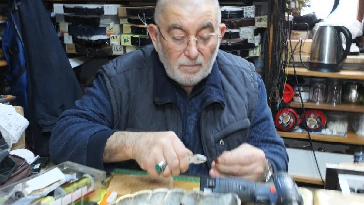 71 yaşında arı misali çalışıyor: Yüzlerce renk ve boyda elleriyle diziyor