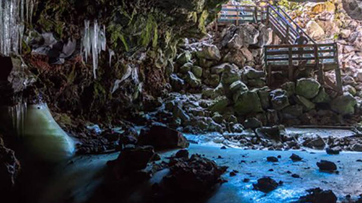 Çölün ortasında buzla kaplı: Bu mağara göreni şaşkına çeviriyor