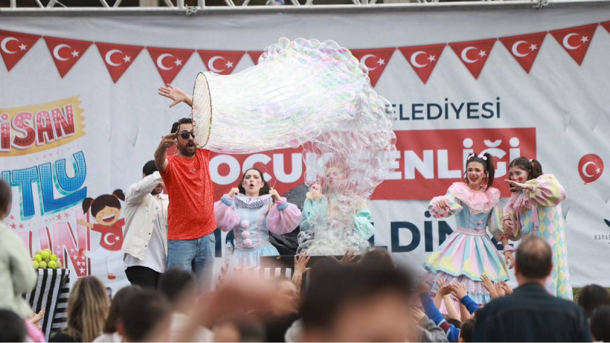 Karabağlar ’da çocuklar bayramlarını doyasıya yaşadı
