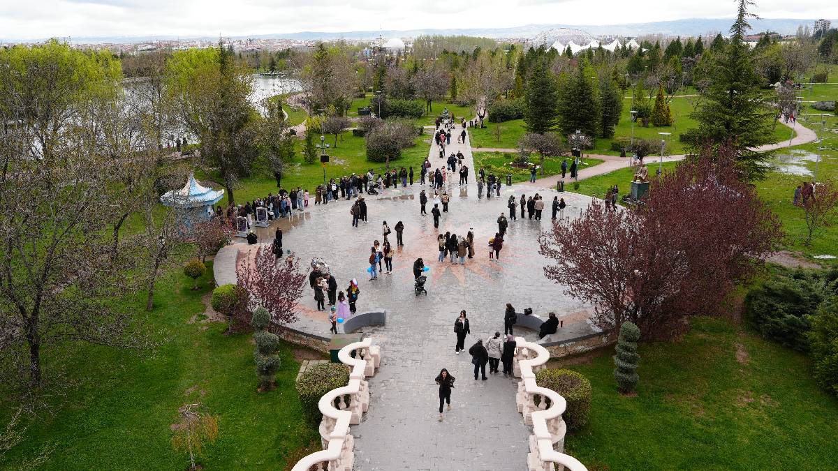 Eskişehir Büyükşehir Belediyesi ile 23 Nisan coşkusu parklara ve sahnelere taştı