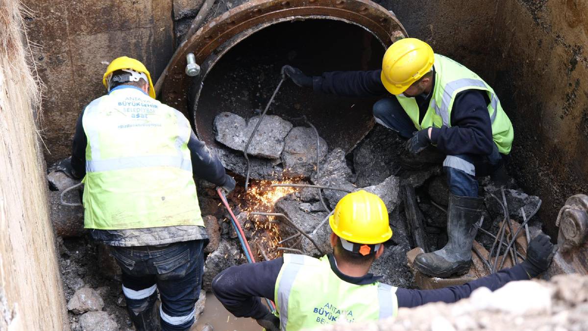 Muratpaşa’da kritik hatta vana yenileme çalışması tamamlandı