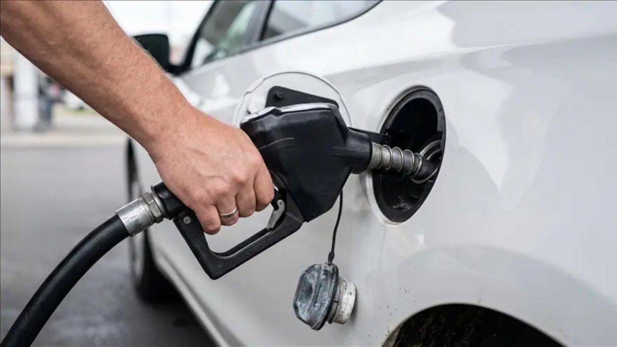 Akaryakıta çifte zam geliyor: Benzin ve motorin fiyatları pazartesi gece yarısı değişecek