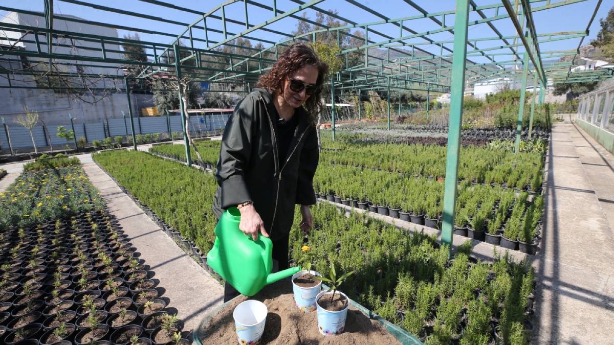 Karşıyaka Belediyesi üretiyor, parklar çiçek açıyor