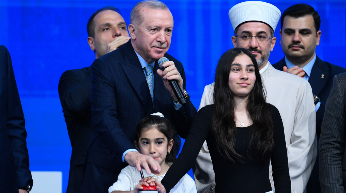 Erdoğan, İstanbul'daki TOKİ kura çekimini başlattı