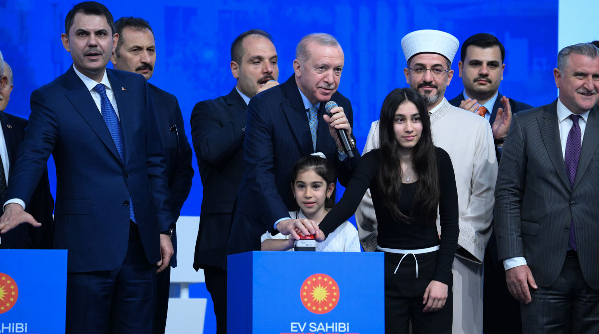 Erdoğan, İstanbul'daki TOKİ kura çekimini başlattı