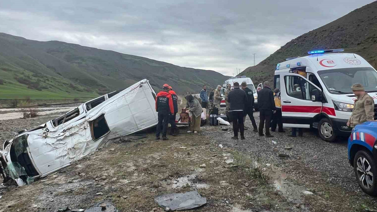 Muş'ta minibüs dere yatağına devrildi: Çok sayıda yaralı var