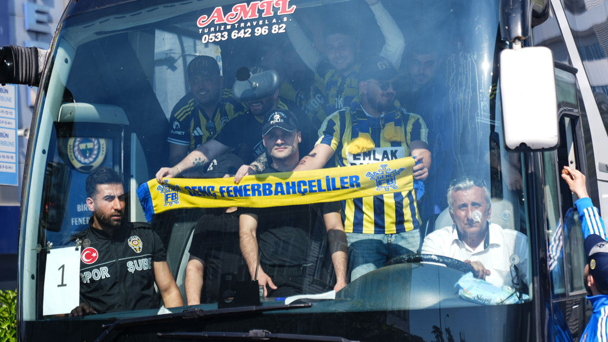 Fenerbahçe taraftarı 45 otobüsle RAMS Park'a doğru yola çıktı