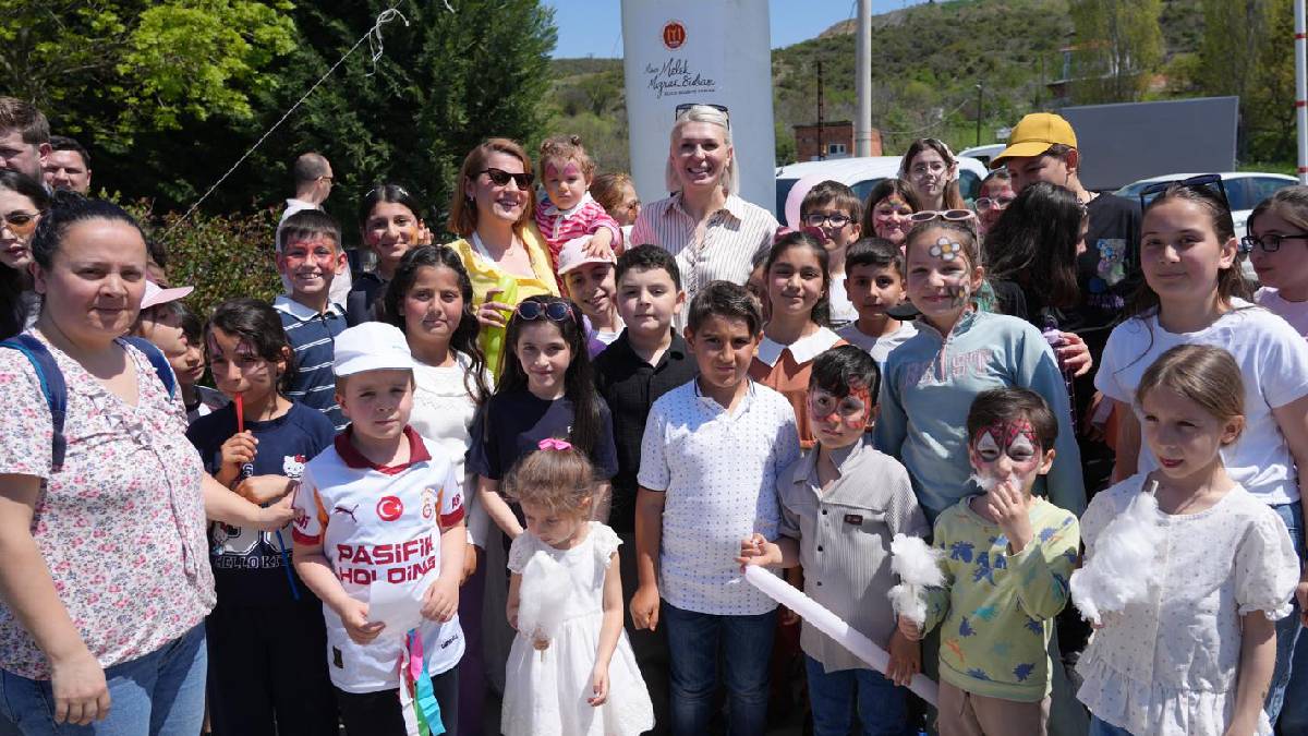 Bilecik'te binlerce çocuk şenlikte gönüllerince eğlendi