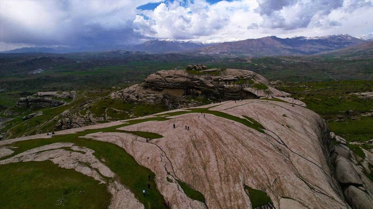 5.000 yıllık tarihe sahip: Devasa kaya bloklar üzerinde doğaseverleri ağırlıyor