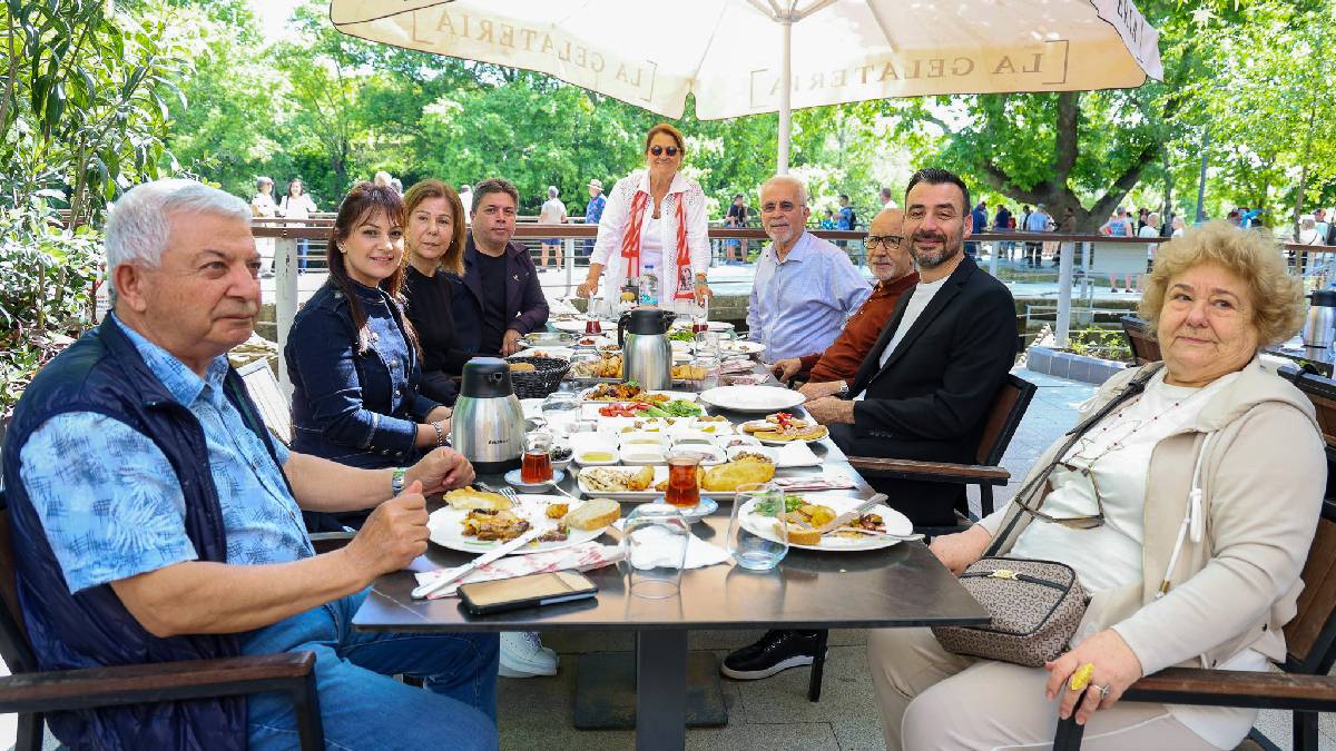 Başkan Vekı̇lı̇ Çı̇çek, Atatürkçü Düşünce Derneğı̇ üyelerı̇ ı̇le bı̇r araya geldı̇