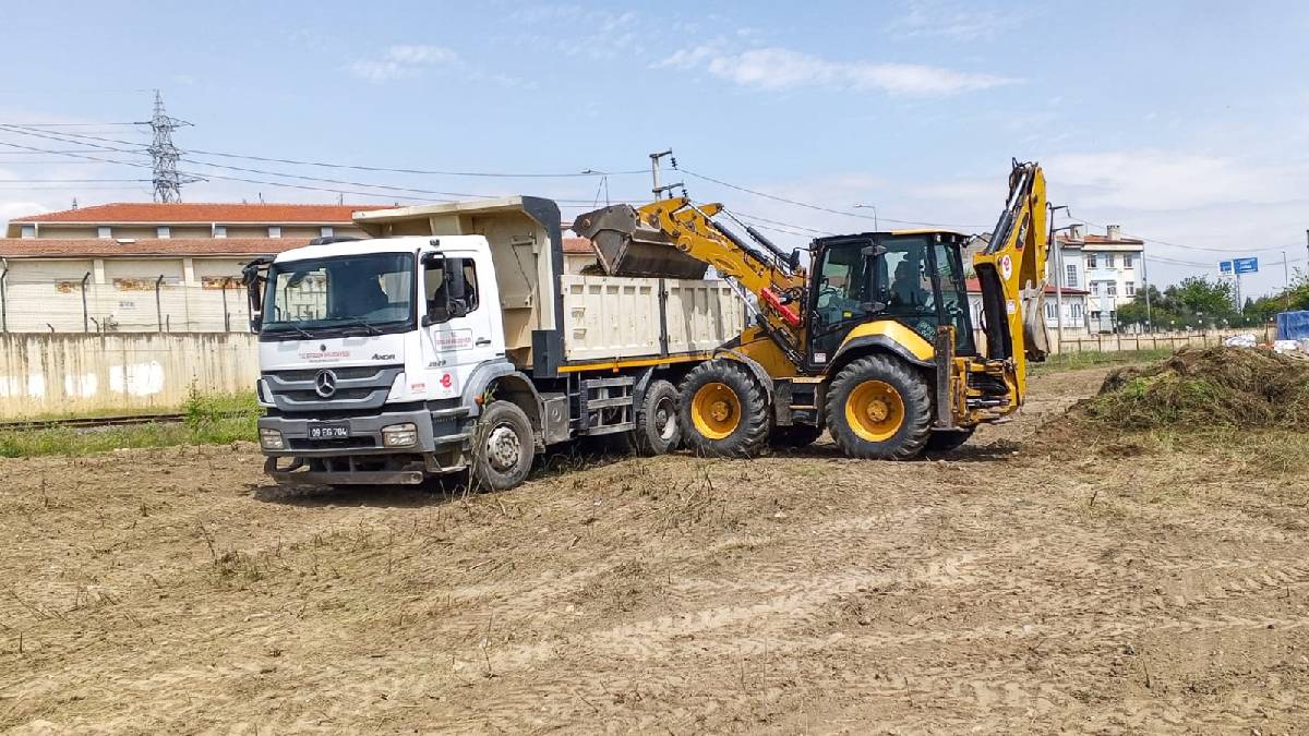 Efelerde  ekipler her noktada eş zamanlı aralıksız çalışıyor