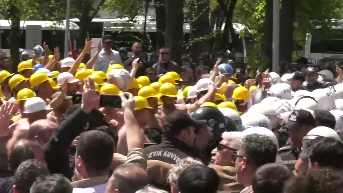 Bakanlığa yürümek isteyen madencilere polis müdahalesi