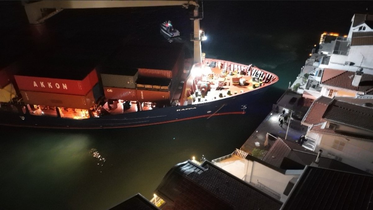 Konteyner gemisi Yeniköy’de karaya oturdu: Boğaz trafiği çift yönlü askıya alındı