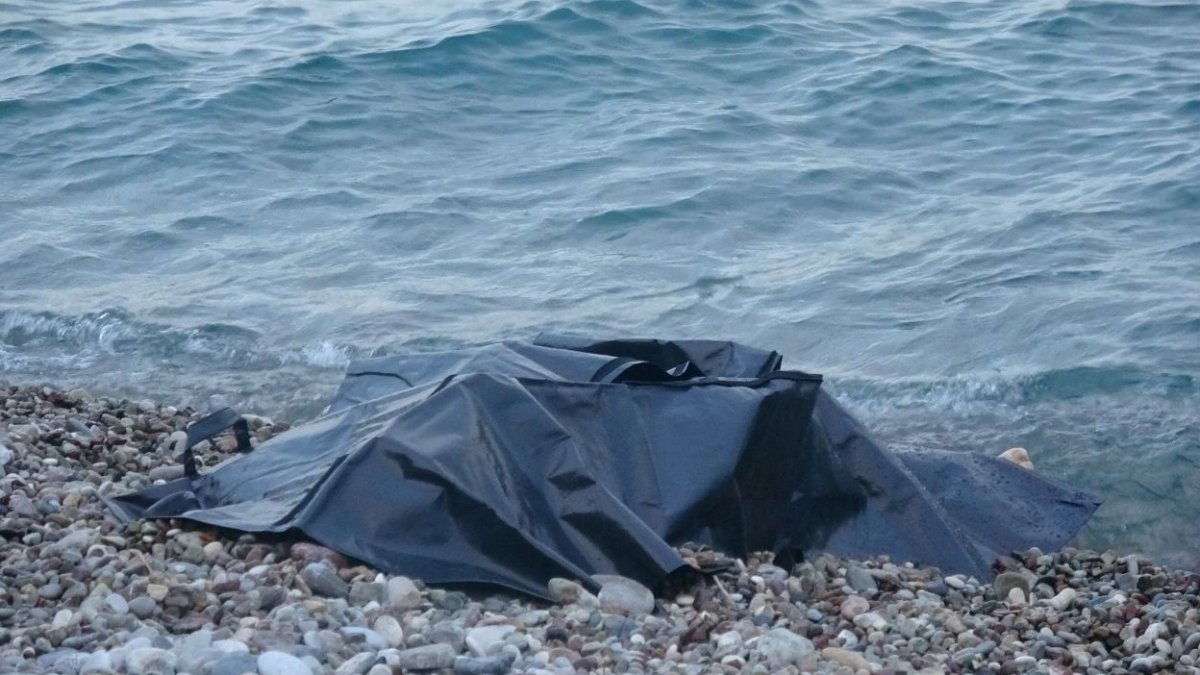 Mersin'de denizde iki erkek cesedi bulundu