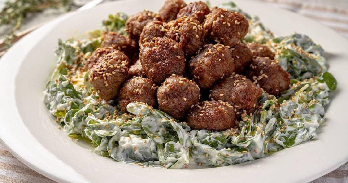 30 dakikada lezzet şöleni: Yoğurtlu semizotu yatağında baharatlı misket köfte