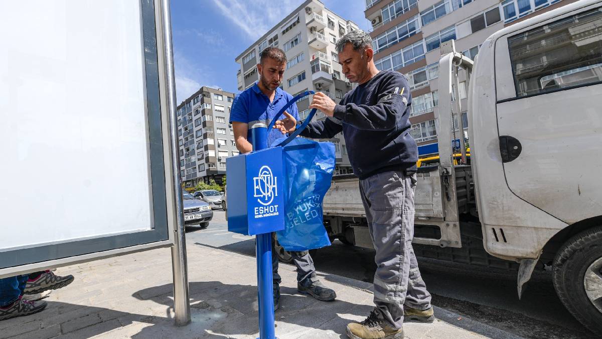 ESHOT’tan duraklarda temizlik hareketi: Duraklara 3 binin üzerinde çöp kovası yerleştirildi