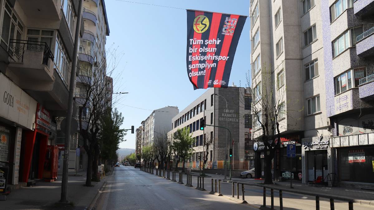 Büyükşehir’den Eskişehirspor’a destek: Şehir, kırmızı-siyah bayraklarla donatılıyor