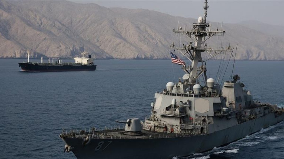 Hürmüz'de ABD'nin ablukası çöktü: İran'ın 'sivrisinek filosu'ndan Trump'ın dev savaş gemilerine darbe