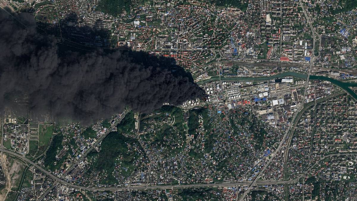 Ukrayna'dan Rus'ya büyük darbe: Dumanlar uzaydan bile görülüyor