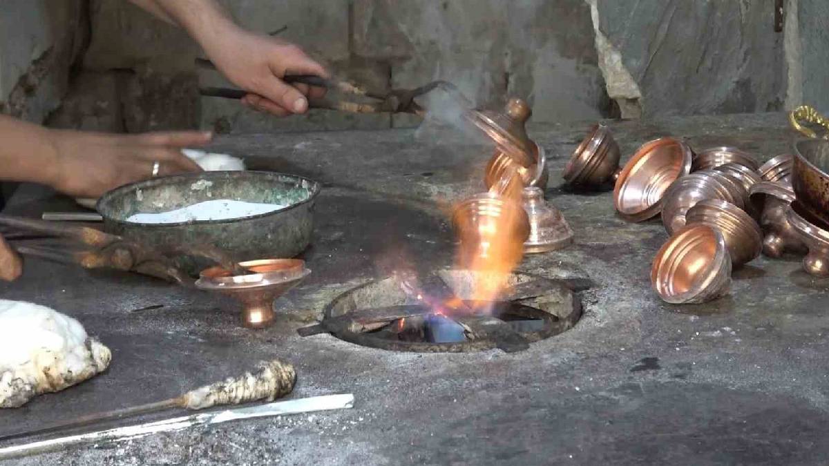 İkizler baba mesleğini aynı dükkanda sürdürüyor: Aylık kazançları 80 biner lira