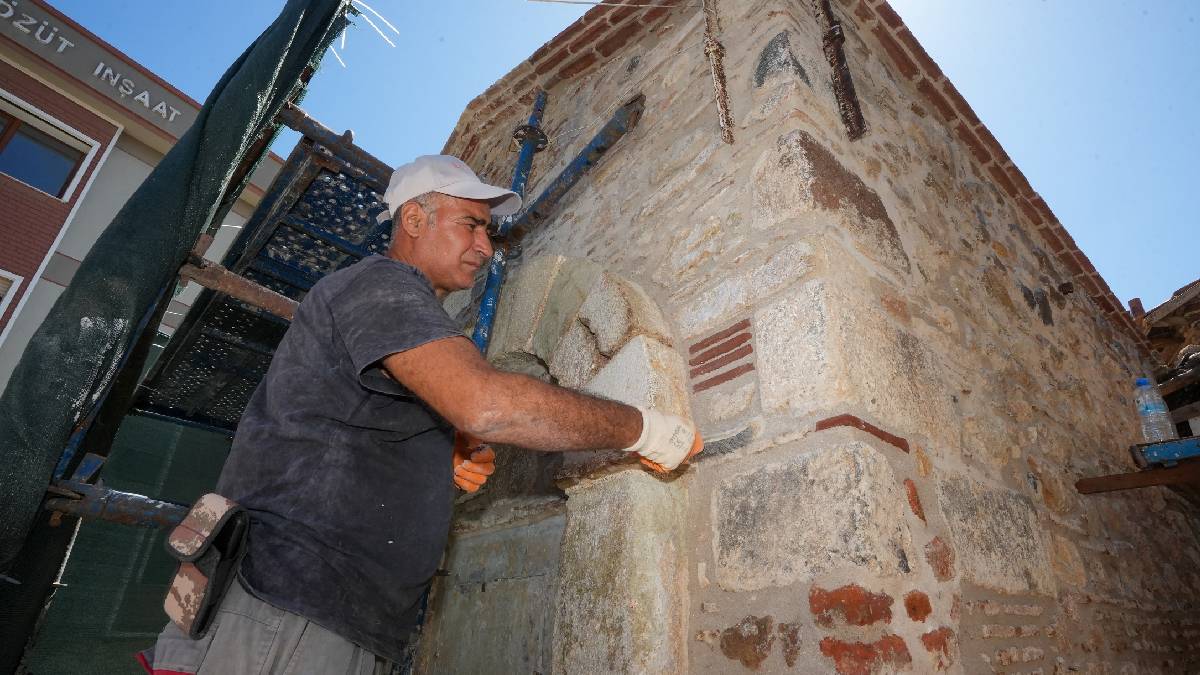 Gaziemir’in tarihi Çift Çeşme’si aslına uygun şekilde yenileniyor