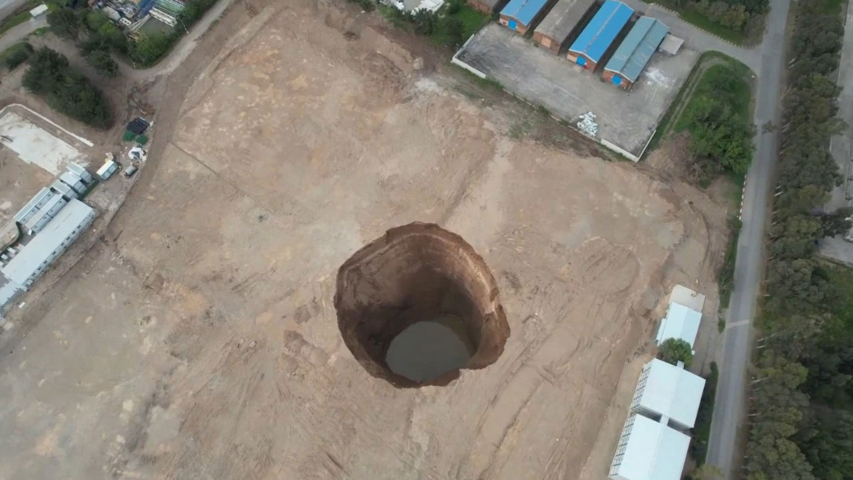 Hatay’da oluşan dev obruk büyüyor: 9 günde 60 metreye ulaştı