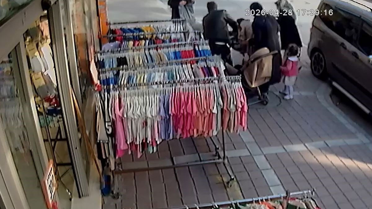 Esenyurt’ta boğazına şeker kaçan çocuğu esnaf kurtardı! O anlar kamerada