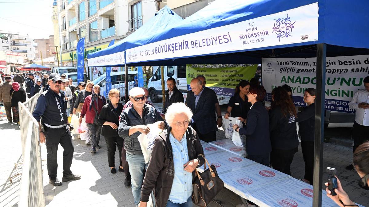 Aydın'da üreticiye destek sürüyor: Büyükşehir,  binlerce fideyi Söke’de vatandaşlar ile buluşturdu