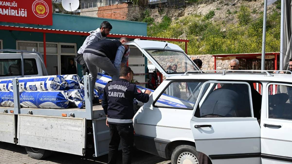 Manisa Büyükşehir'den afetzede üreticilere destek: Fırtınada seraları zarar gören 23 çiftçiye sera naylonları teslim edildi