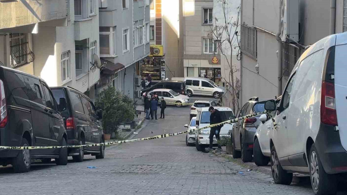 Kağıthane'de polisin açtığı uyarı ateşi kaldırımdaki berbere geldi! Hayati tehlikesi sürüyor