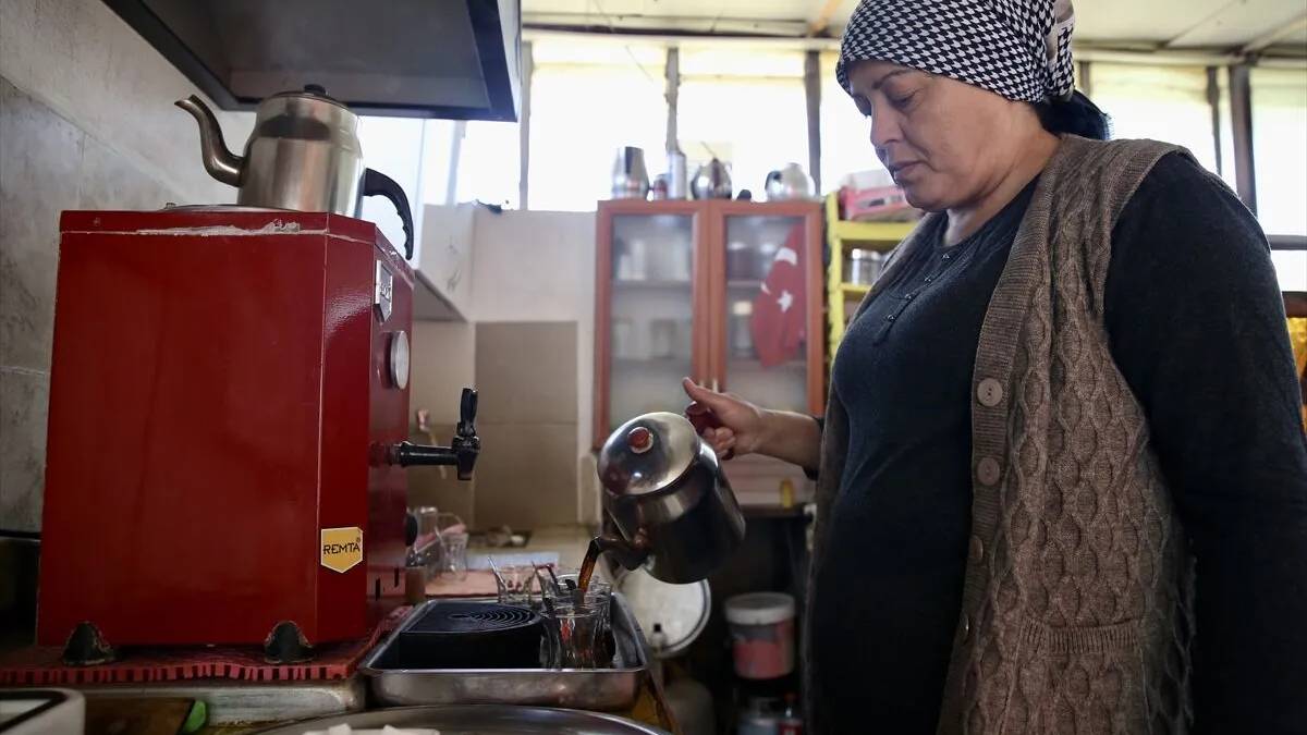 Kocasına yardıma gitti işletmeci oldu! 14 yıldır çaylar onun elinden