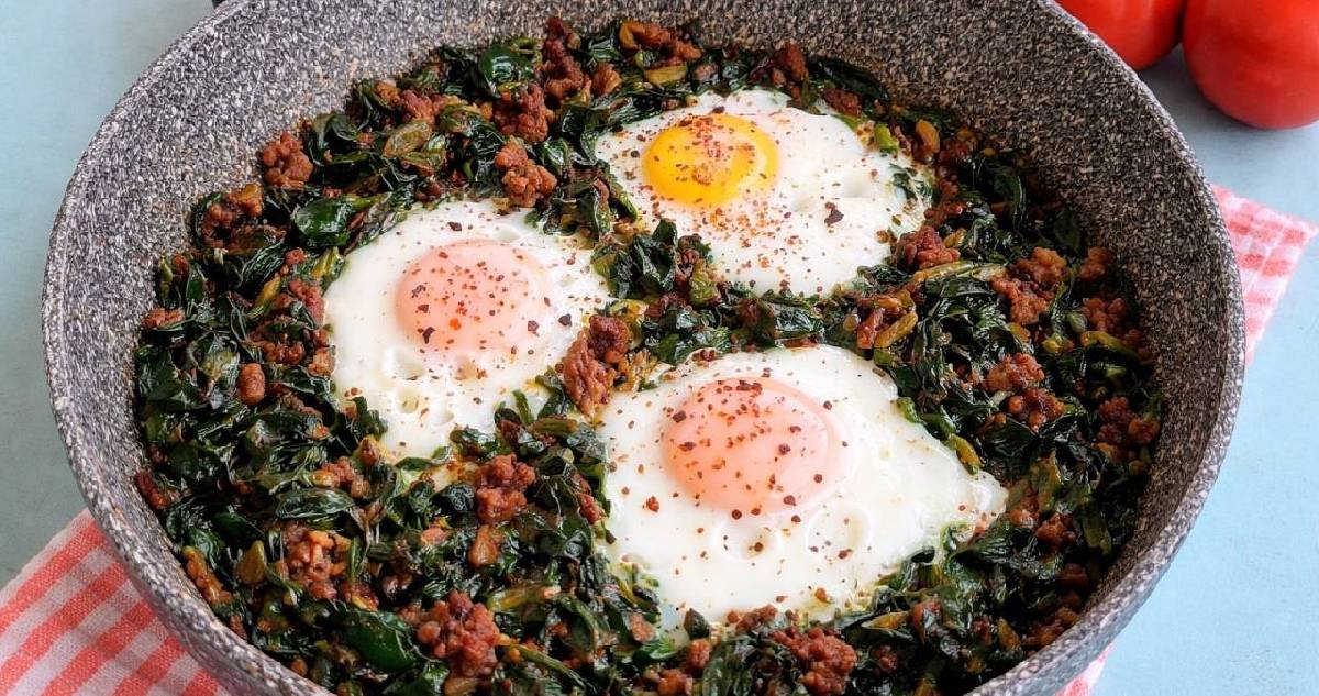 Hem doyurucu hem pratik: Kıymalı yumurtalı ıspanak şöleni