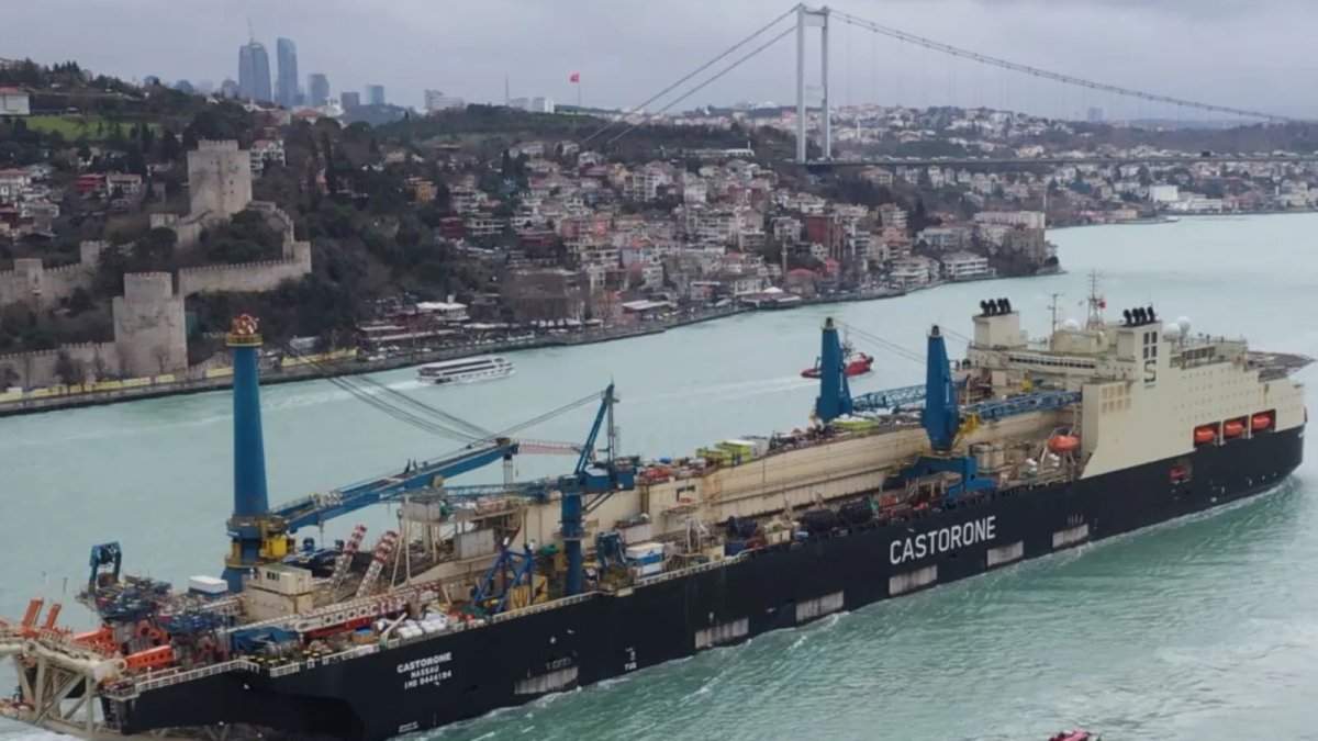 İstanbul Boğazı'nda gemi trafiği çift yönlü askıya alındı