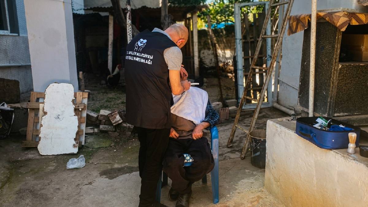 Efeler’in yardım ağı Başkan Anıl Yetişkin ile hanelere konuk oluyor