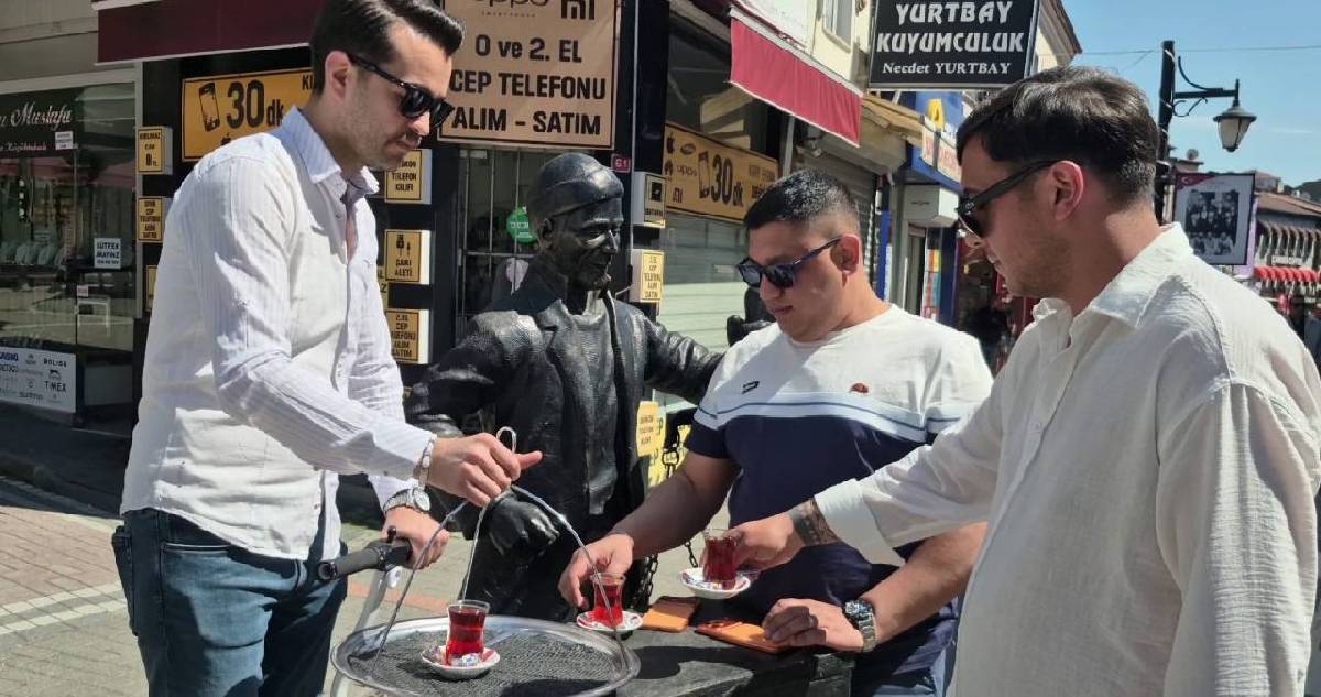 Cincırlı çay dağıtımına başladı! İşlere yetişemeyince çözümü başka yollarda aradı