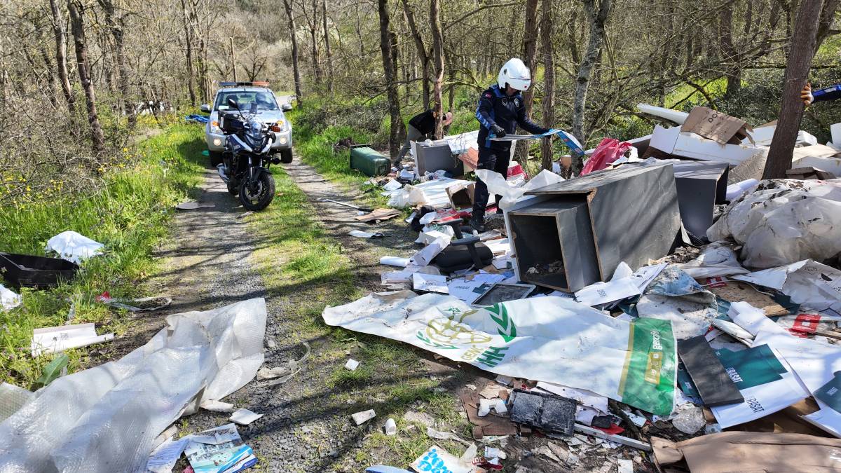 Motosikletli zabıtalarla kaçak döküme karşı mücadele